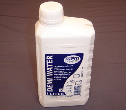 Picture of battery water 1 liter demineralized